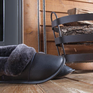 
            
                Load image into Gallery viewer, Men&amp;#39;s Black Leather with Silverfox Sheepskin Slippers on a Patio
            
        