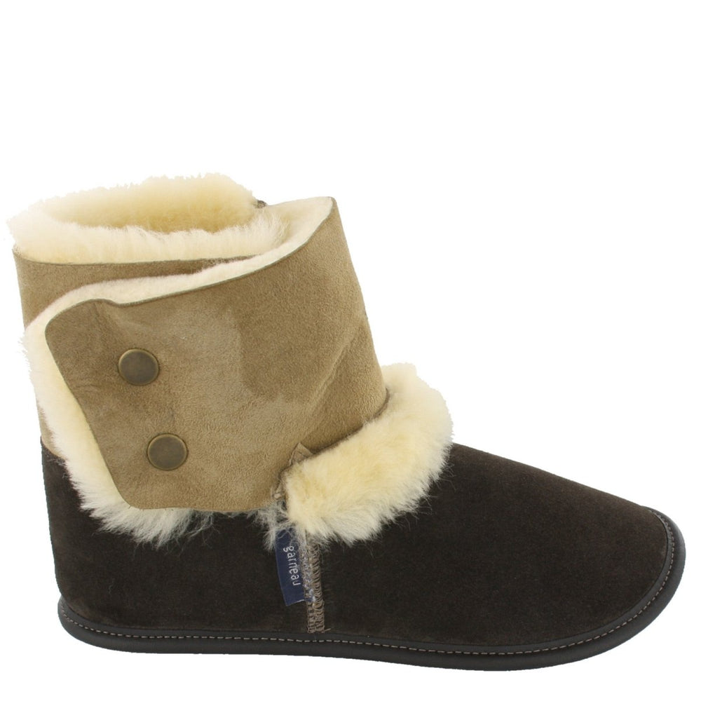 
            
                Load image into Gallery viewer, Men&amp;#39;s Brown Reversed Sheepskin Bootie Slippers
            
        