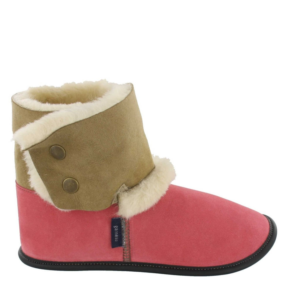 
            
                Load image into Gallery viewer, Women&amp;#39;s Pink Reversed Sheepskin Bootie Slippers
            
        