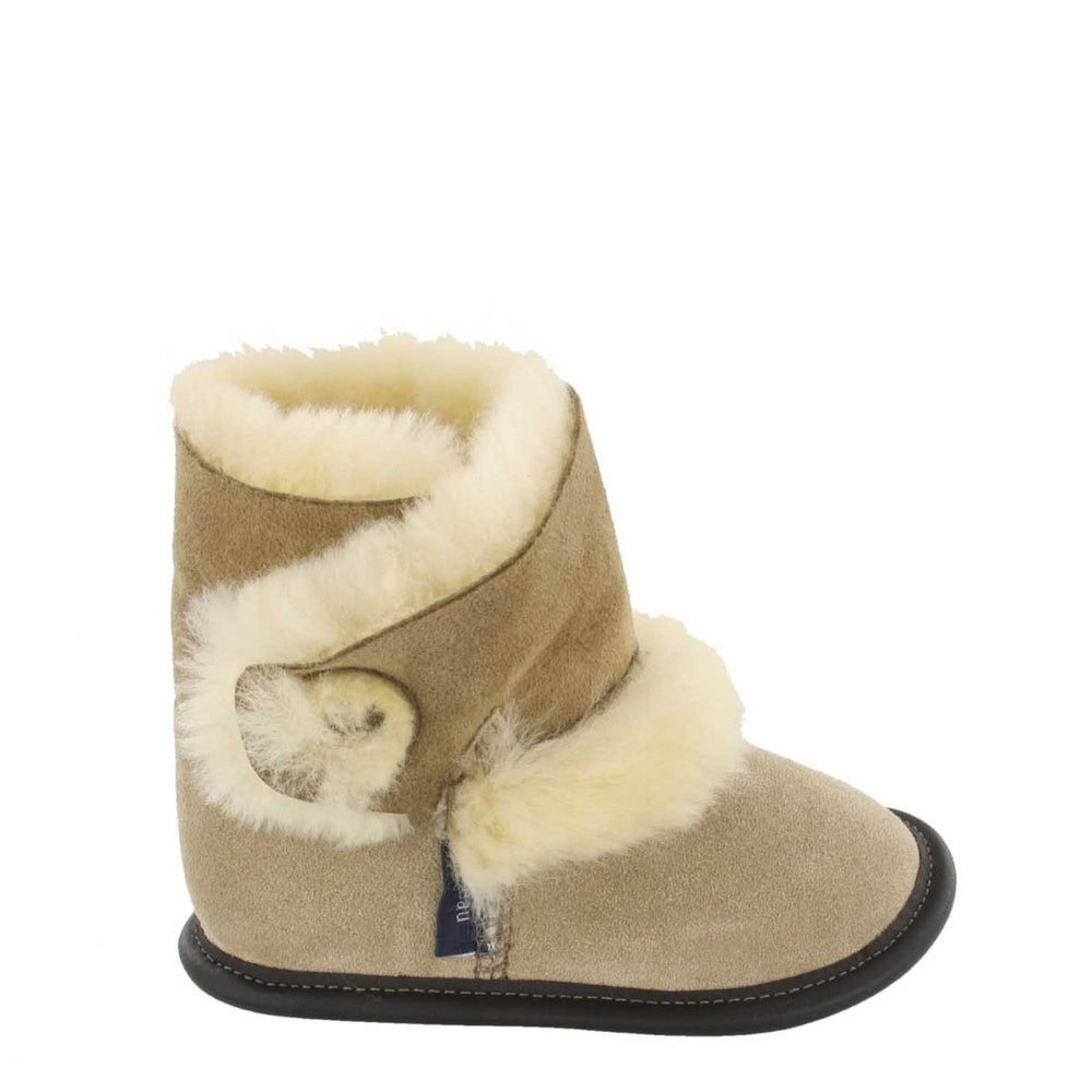 
            
                Load image into Gallery viewer, Kids&amp;#39; Tan Reversed Sheepskin Playmate Slippers
            
        