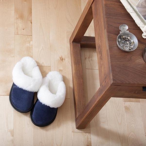 
            
                Load image into Gallery viewer, Women&amp;#39;s Navy Suede and Sheepskin Mule Head Slippers on Wooden Floor
            
        